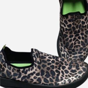 OOFOS Oomg eeZee low shoe cheetah print size 9
